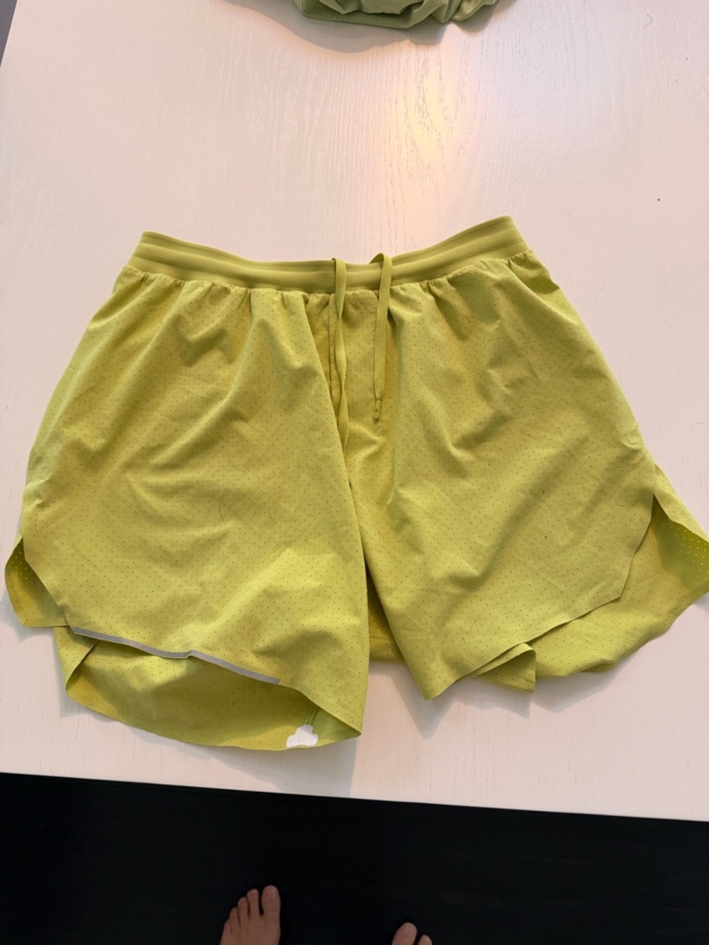 lululemon athletica Men's Lime Green Athletic Shorts. Fast and Free

No liner.